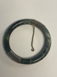 Collection vari&eacute;e de 16 pi&egrave;ces de bijoux et bo&icirc;tes, dont du jade, de l'or et de l'argent, Chine, 19&egrave;me
