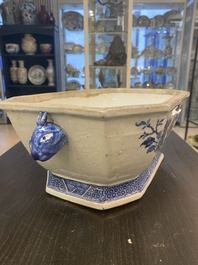 Een Chinese blauw-witte dekselterrine, een schotel en vier borden, Qianlong