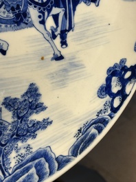 Een Chinese blauw-witte schotel met strijders te paard, 19e eeuw