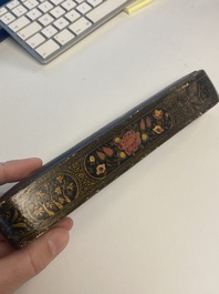 Een verzameling van acht gelakte papier-mach&eacute; pennendozen of qalamdans, Qajar, Perzi&euml;, 19e eeuw