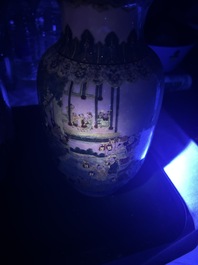 Paire de beaux vases de forme lanterne en porcelaine de Chine famille rose &agrave; d&eacute;cor des 'cent gar&ccedil;ons', marque Yan Xi Tong He 燕囍同和, R&eacute;publique