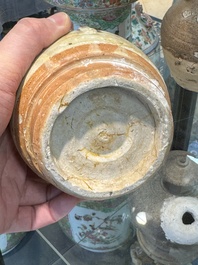 Een grote verzameling van negentien Vietnamese steengoed kalkpotten, 14e eeuw en later