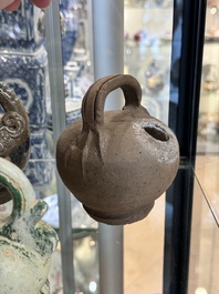Een grote verzameling van negentien Vietnamese steengoed kalkpotten, 14e eeuw en later