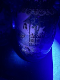 Paire de beaux vases de forme lanterne en porcelaine de Chine famille rose &agrave; d&eacute;cor des 'cent gar&ccedil;ons', marque Yan Xi Tong He 燕囍同和, R&eacute;publique