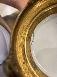 Een Chinese monochrome koperrood geglazuurde vaas met verguld bronzen montuur, 18/19e eeuw
