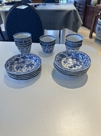 Douze tasses et soucoupes en porcelaine de Chine en bleu et blanc &agrave; d&eacute;cor floral, marque de jade, Kangxi