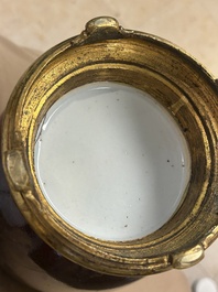 Een Chinese monochrome koperrood geglazuurde vaas met verguld bronzen montuur, 18/19e eeuw