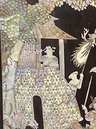 Paravent en bois incrust&eacute; de nacre &agrave; d&eacute;cor du roman 'Les Trois Royaumes'', Chine, 19&egrave;me