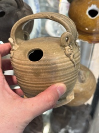 Een grote verzameling van negentien Vietnamese steengoed kalkpotten, 14e eeuw en later