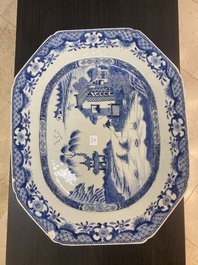 Een Chinese blauw-witte dekselterrine, een schotel en vier borden, Qianlong