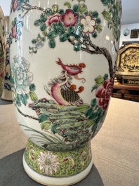 Paire de vases en porcelaine de Chine famille rose &agrave; d&eacute;cor d'oiseaux parmi des branches fleuries, marque de Qianlong, R&eacute;publique