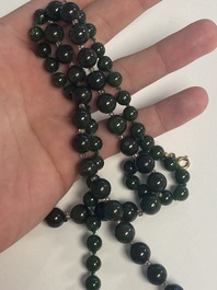 Collection vari&eacute;e de 16 pi&egrave;ces de bijoux et bo&icirc;tes, dont du jade, de l'or et de l'argent, Chine, 19&egrave;me