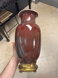 Een Chinese monochrome koperrood geglazuurde vaas met verguld bronzen montuur, 18/19e eeuw
