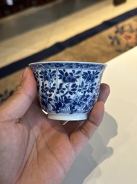 Douze tasses et soucoupes en porcelaine de Chine en bleu et blanc &agrave; d&eacute;cor floral, marque de jade, Kangxi