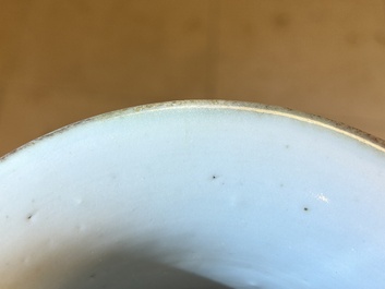 Een Chinese monochrome koperrood geglazuurde vaas met verguld bronzen montuur, 18/19e eeuw
