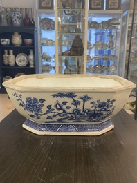 Een Chinese blauw-witte dekselterrine, een schotel en vier borden, Qianlong