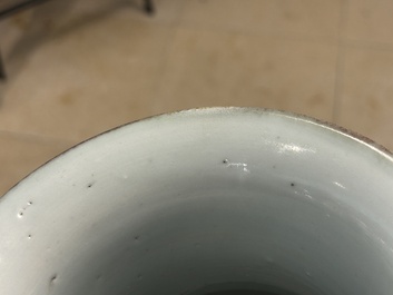 Een Chinese monochrome koperrood geglazuurde vaas met verguld bronzen montuur, 18/19e eeuw