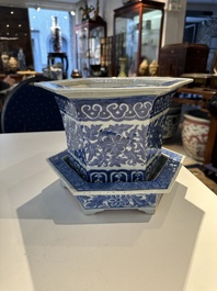 Two Chinese qianjiang cai hat stands, a blue and white jardiniere on stand, a famille rose vase and a covered vase, 19/20th C.