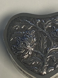 Collection vari&eacute;e de 16 pi&egrave;ces de bijoux et bo&icirc;tes, dont du jade, de l'or et de l'argent, Chine, 19&egrave;me