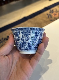 Douze tasses et soucoupes en porcelaine de Chine en bleu et blanc &agrave; d&eacute;cor floral, marque de jade, Kangxi