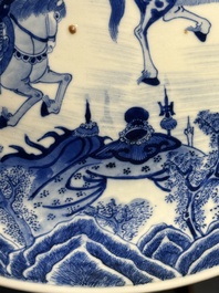 Een Chinese blauw-witte schotel met strijders te paard, 19e eeuw