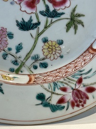 Une paire d'assiettes famille rose &agrave; d&eacute;cor de coqs et une paire d'assiettes &agrave; d&eacute;cor floral, Qianlong