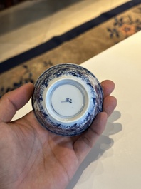Douze tasses et soucoupes en porcelaine de Chine en bleu et blanc &agrave; d&eacute;cor floral, marque de jade, Kangxi