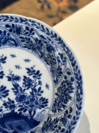 Douze tasses et soucoupes en porcelaine de Chine en bleu et blanc &agrave; d&eacute;cor floral, marque de jade, Kangxi