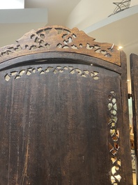 Paravent en bois incrust&eacute; de nacre &agrave; d&eacute;cor du roman 'Les Trois Royaumes'', Chine, 19&egrave;me
