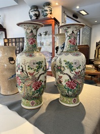 Paire de vases en porcelaine de Chine famille rose &agrave; d&eacute;cor d'oiseaux parmi des branches fleuries, marque de Qianlong, R&eacute;publique