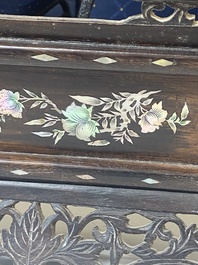 Paravent en bois incrust&eacute; de nacre &agrave; d&eacute;cor du roman 'Les Trois Royaumes'', Chine, 19&egrave;me