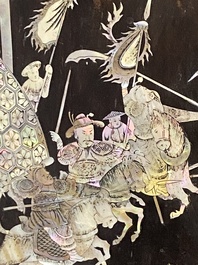 Paravent en bois incrust&eacute; de nacre &agrave; d&eacute;cor du roman 'Les Trois Royaumes'', Chine, 19&egrave;me
