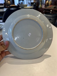 Une paire d'assiettes famille rose &agrave; d&eacute;cor de coqs et une paire d'assiettes &agrave; d&eacute;cor floral, Qianlong