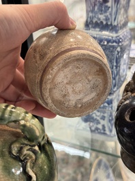 Een grote verzameling van negentien Vietnamese steengoed kalkpotten, 14e eeuw en later