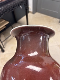 Een Chinese monochrome koperrood geglazuurde vaas met verguld bronzen montuur, 18/19e eeuw