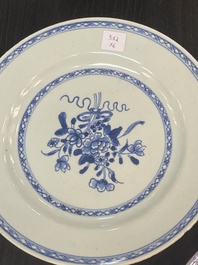 Een Chinese blauw-witte dekselterrine, een schotel en vier borden, Qianlong