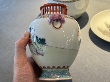 Groupe de cinq pi&egrave;ces en porcelaine de Chine famille rose, marque de Qianlong et Hongxian, 19/20&egrave;me