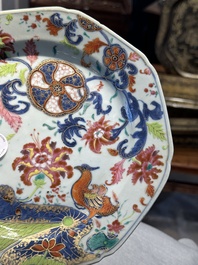Een paar Chinese famille rose 'pseudo-tabaksbladeren' borden, Qianlong