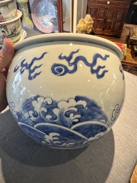Een Chinese blauw-witte 'draak en karper' jardini&egrave;re, 19e eeuw