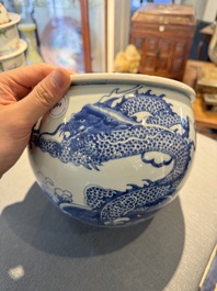Een Chinese blauw-witte 'draak en karper' jardini&egrave;re, 19e eeuw