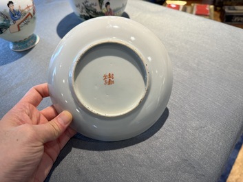 Groupe de cinq pi&egrave;ces en porcelaine de Chine famille rose, marque de Qianlong et Hongxian, 19/20&egrave;me