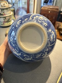 Een Chinese blauw-witte 'draak en karper' jardini&egrave;re, 19e eeuw