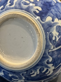 Een Chinese blauw-witte 'draak en karper' jardini&egrave;re, 19e eeuw