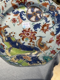 Een paar Chinese famille rose 'pseudo-tabaksbladeren' borden, Qianlong