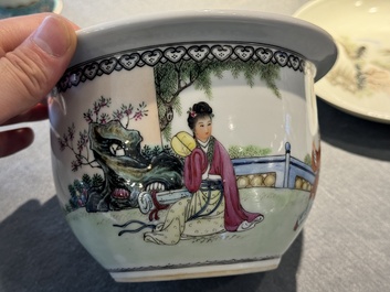 Groupe de cinq pi&egrave;ces en porcelaine de Chine famille rose, marque de Qianlong et Hongxian, 19/20&egrave;me