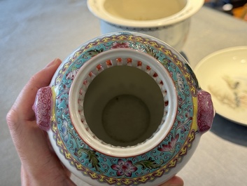 Groupe de cinq pi&egrave;ces en porcelaine de Chine famille rose, marque de Qianlong et Hongxian, 19/20&egrave;me