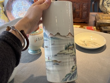 Groupe de cinq pi&egrave;ces en porcelaine de Chine famille rose, marque de Qianlong et Hongxian, 19/20&egrave;me