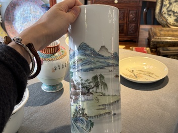 Groupe de cinq pi&egrave;ces en porcelaine de Chine famille rose, marque de Qianlong et Hongxian, 19/20&egrave;me