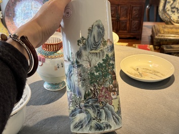 Groupe de cinq pi&egrave;ces en porcelaine de Chine famille rose, marque de Qianlong et Hongxian, 19/20&egrave;me