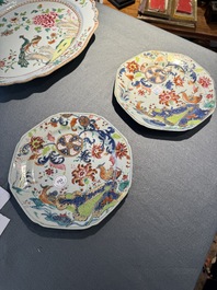 Een paar Chinese famille rose 'pseudo-tabaksbladeren' borden, Qianlong